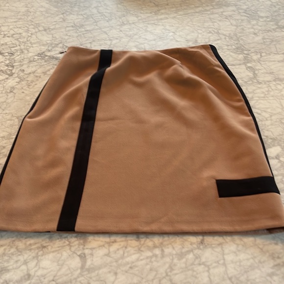 WHBM size 8 tan and black skirt just below the knee - Picture 3 of 3